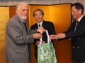 18-gov-jaques-wagner-entrega-presente-aos-sup-da-kawasaki-hitoshi-kudoh-e-genichi-abe